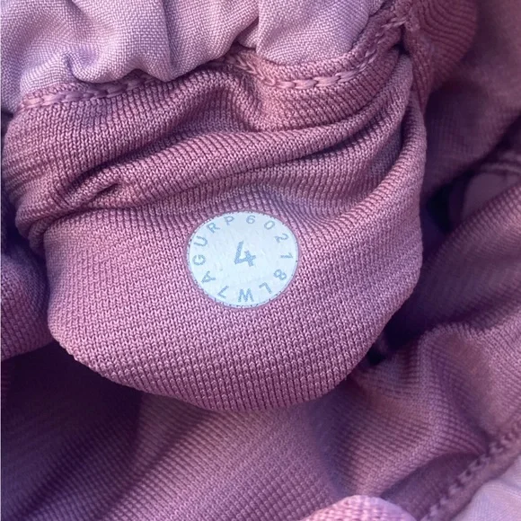 Lululemon Hotty Hot Short II *2.5" in Figue / Rose Blush ~ Size 4 - Picture 8 of 8